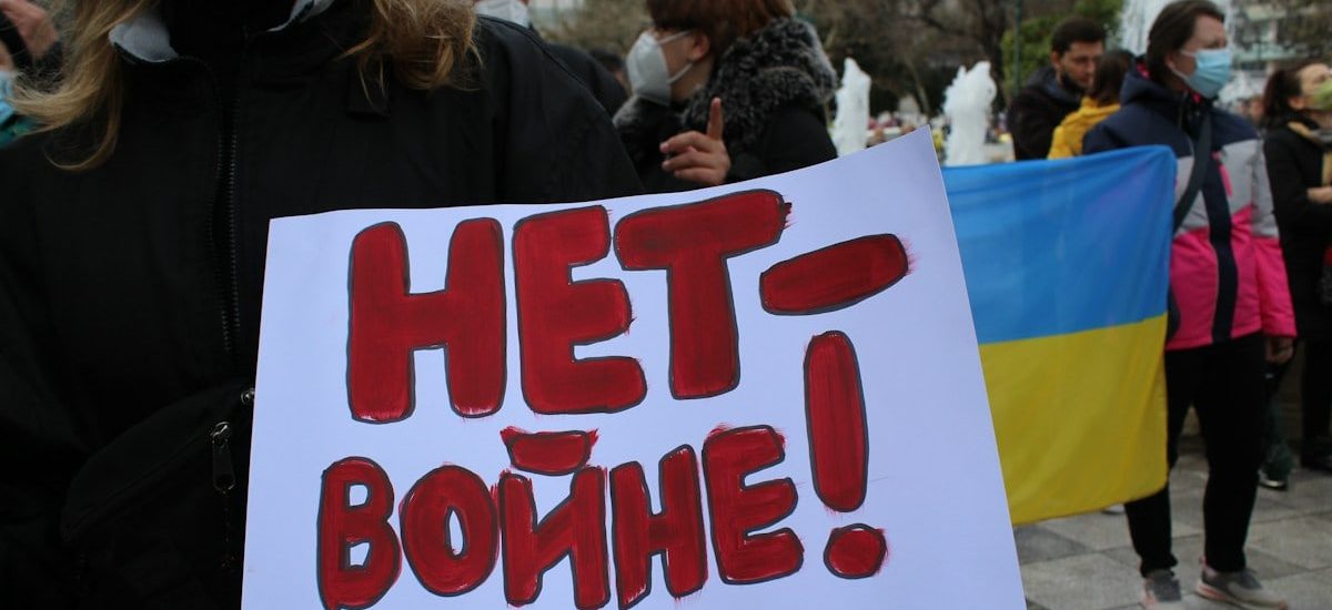 a person holding a sign that says hey, bonnie
